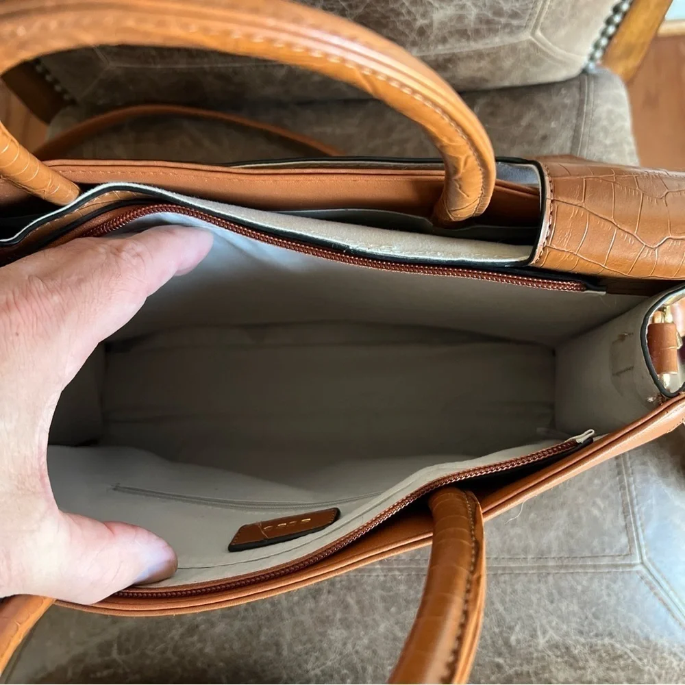 EUC Women's BCBG Camelia‎ Satchel!!